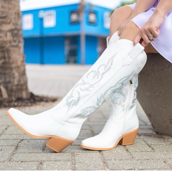 Chic White and Silver Women's Heeled cowboy boots - Picture 2 of 3